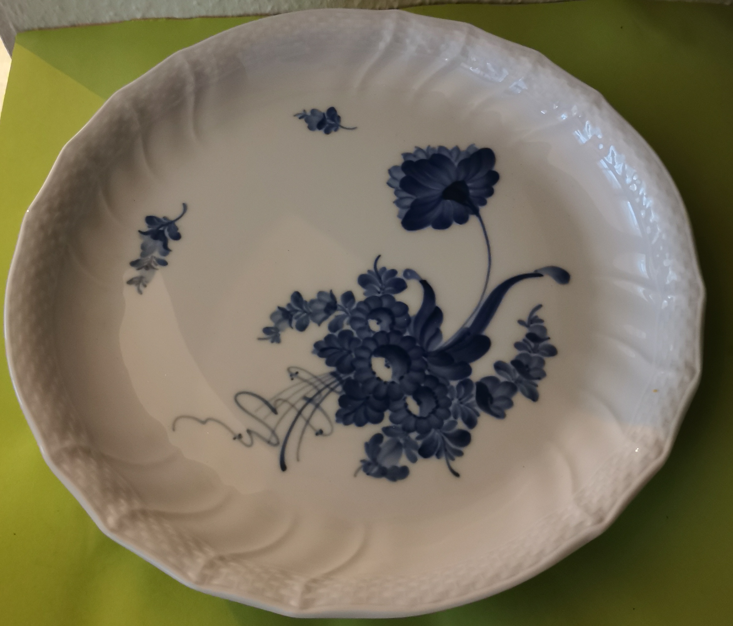 Blå blomst svejfet    fad nr 10-1691   ø 29 cm