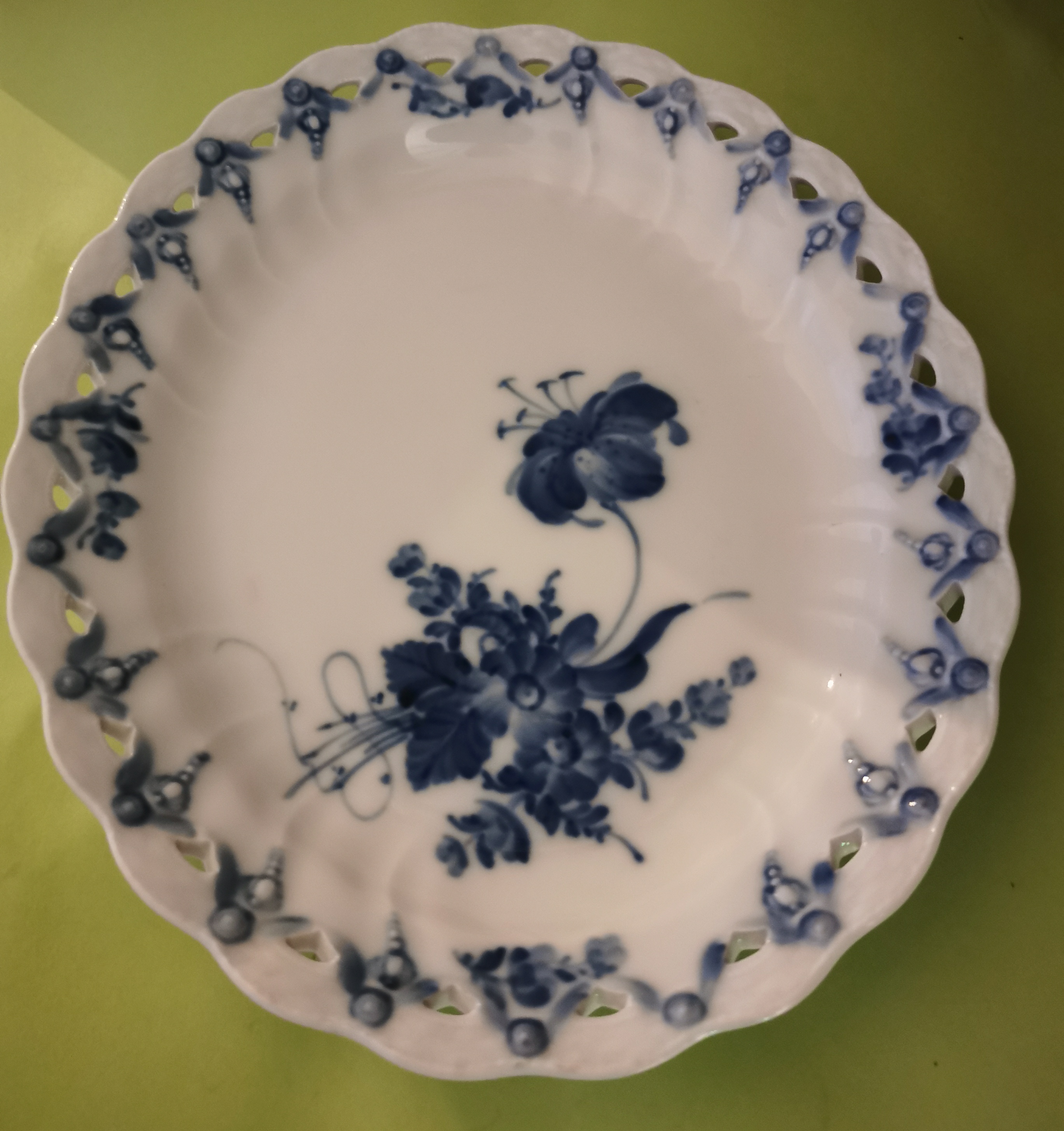 Blå blomst svejfet    fad nr.10-1580           22 x 26,5 cm